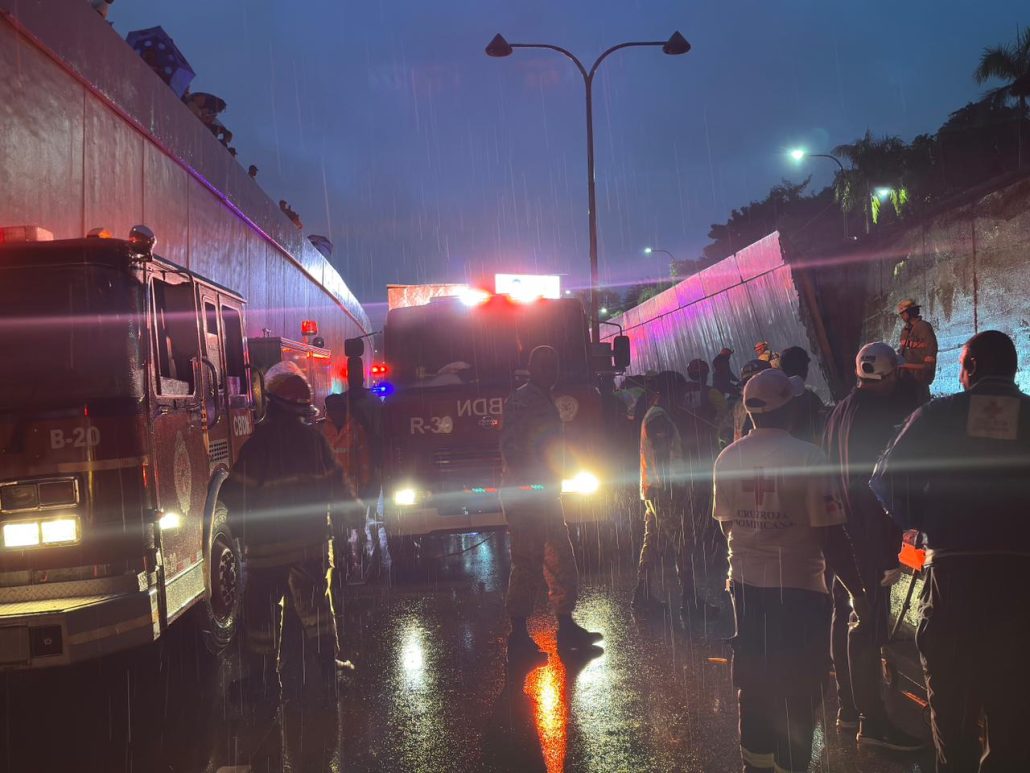 Más de 10 ambulancias brindan soporte a los afectados del derrumbe en av. 27 febrero