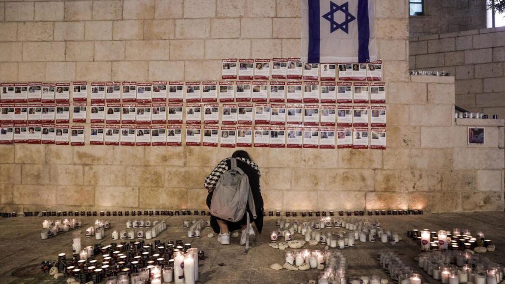 Prenden 1,400 velas a un mes de la masacre de Hamás