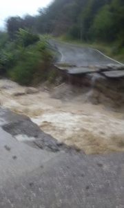 Colapsa puente que comunica la carretera Guayabal en Azua