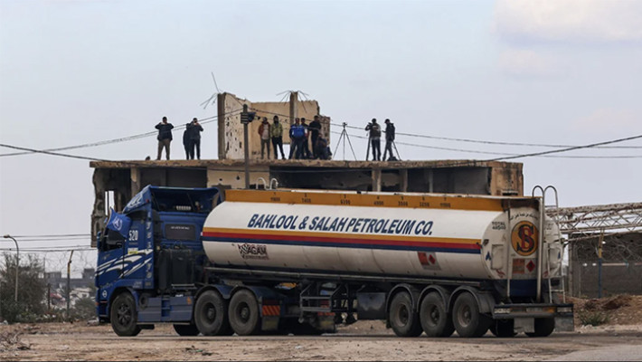 Israel aprueba el envío de dos camiones cisterna diarios con combustible a Gaza