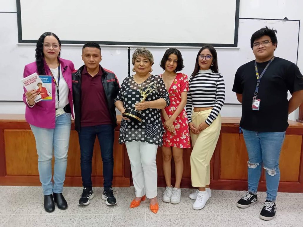 Periodista hondureña Mayra Navarro presenta dos libros para los nuevos reporteros