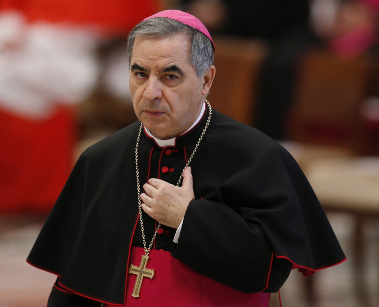 Tribunal vaticano delibera sentencia por un escándalo financiero contra el cardenal Angelo Becciu