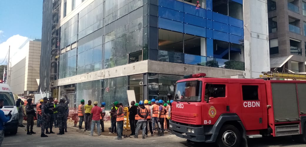 Una persona fallece y cuatro están afectadas tras incidente en edificio de Av. Churchill