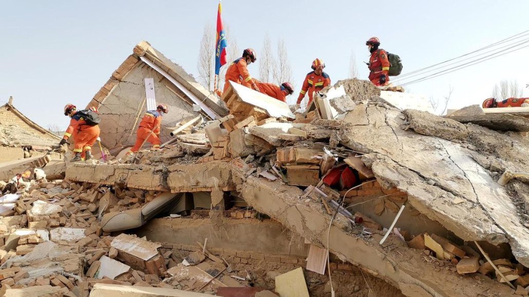 Cifra de fallecidos por el terremoto en el noroeste de China asciende a 131