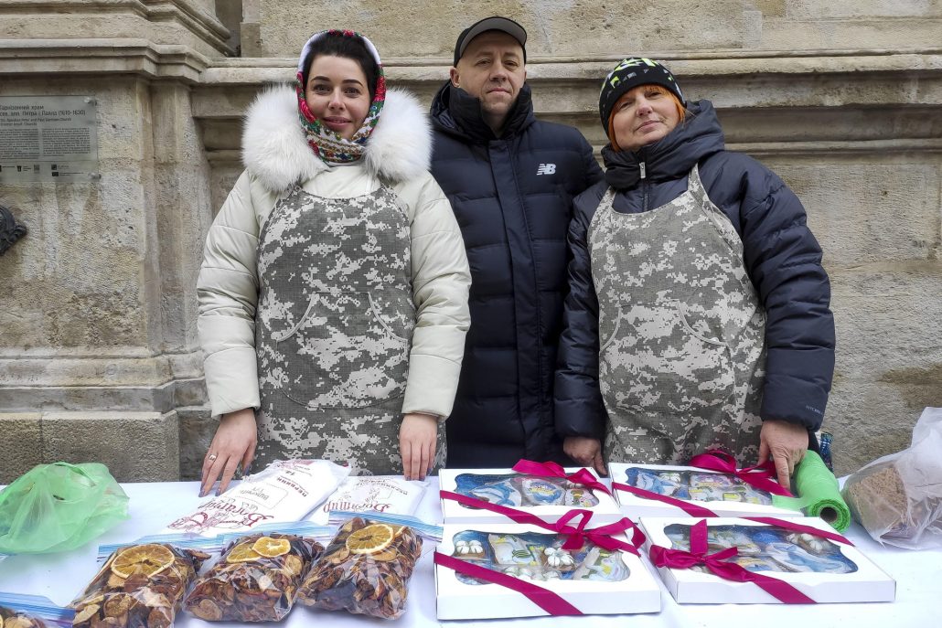 Ucranianos celebran por primera vez Navidad el 25 de diciembre en medio de ataques rusos
