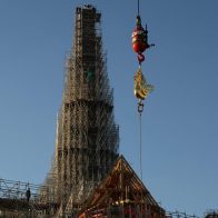 Notre Dame da otro paso para su reapertura y alza un nuevo gallo sobre la icónica aguja