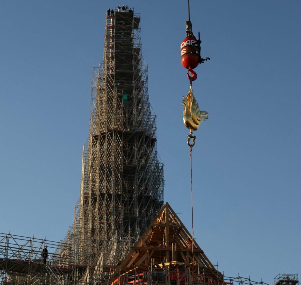 Notre Dame da otro paso para su reapertura y alza un nuevo gallo sobre la icónica aguja