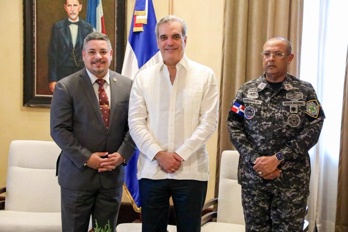 Presidente Abinader regresa a labores; recibe al comisionado de la Policía de NY, Edward Cabán