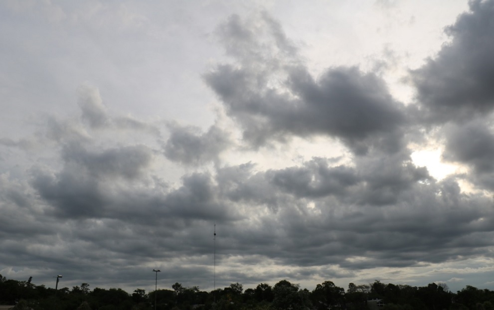 Nublado con lluvias