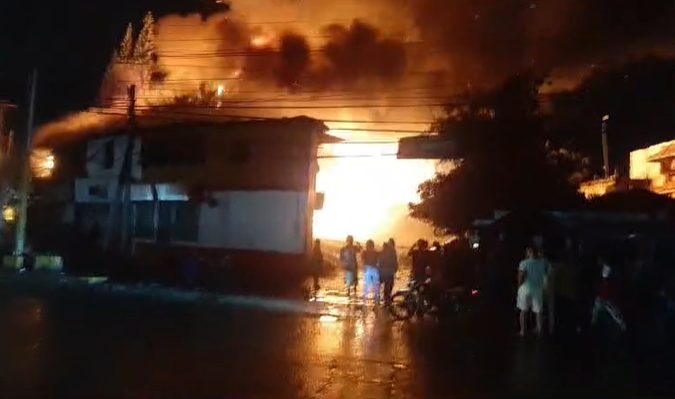 Incendio destruye surtidora, mercado y afecta otros negocios en Santiago