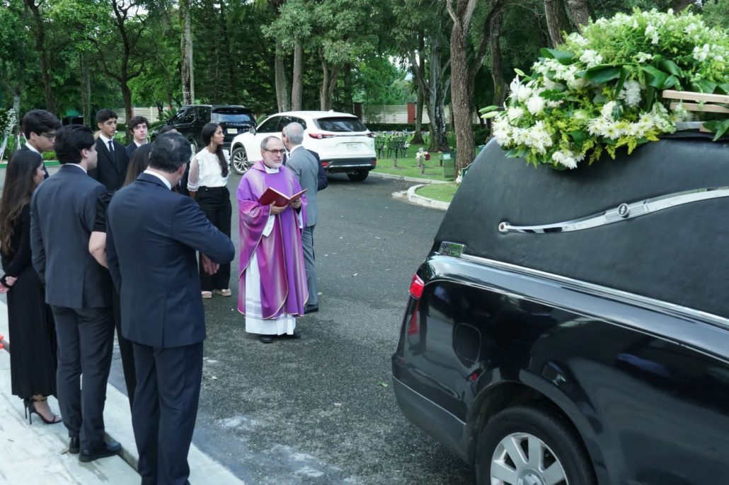 Familiares y amigos dicen adiós a empresario José Nene Ureña