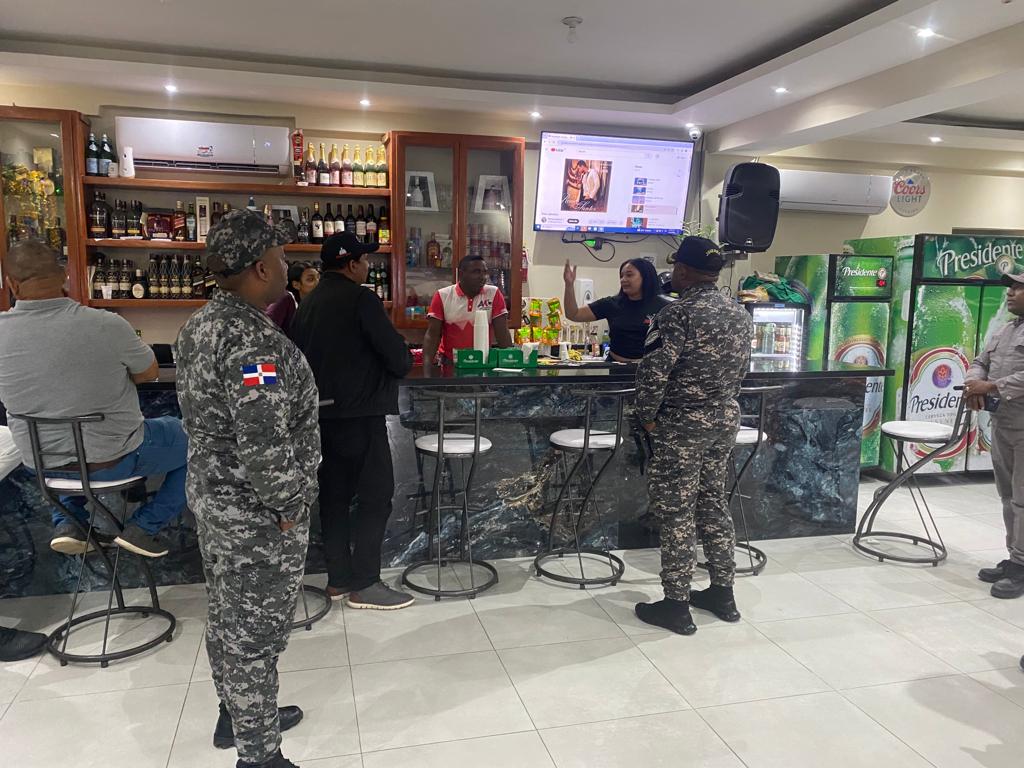 Policía de Sánchez Ramírez supervisa lugares de expendio de bebidas alcohólicas tras extensión de horario