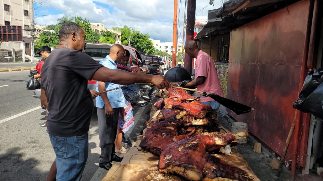 Vendedores esperan venta de cerdo asado se dinamicen la tarde de este domingo