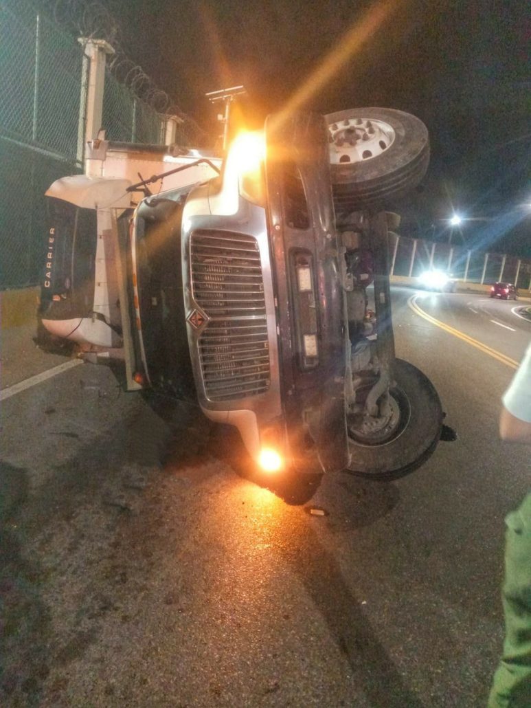 Un camión se accidenta en Avenida del Puerto