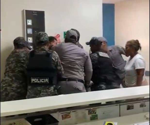 Autoridades de la Policía apresan a agresores de médico en hospital de Bonao