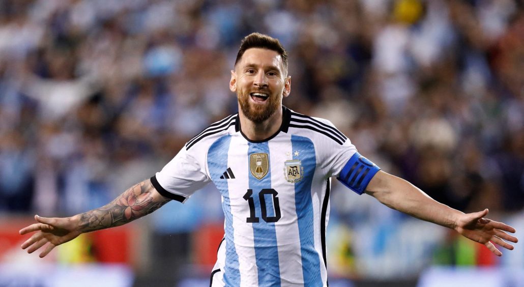Vendidas por 7.8 millones de dólares 6 camisetas llevadas por Messi en Qatar 2022