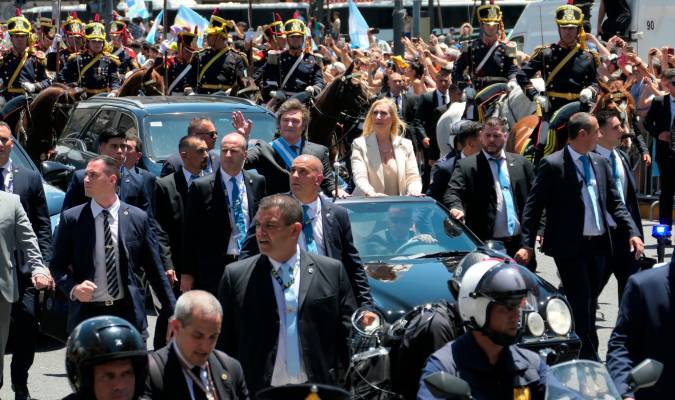 Autoridades argentinas buscan a hombre que atacó el desfile de Milei e hirió a un escolta