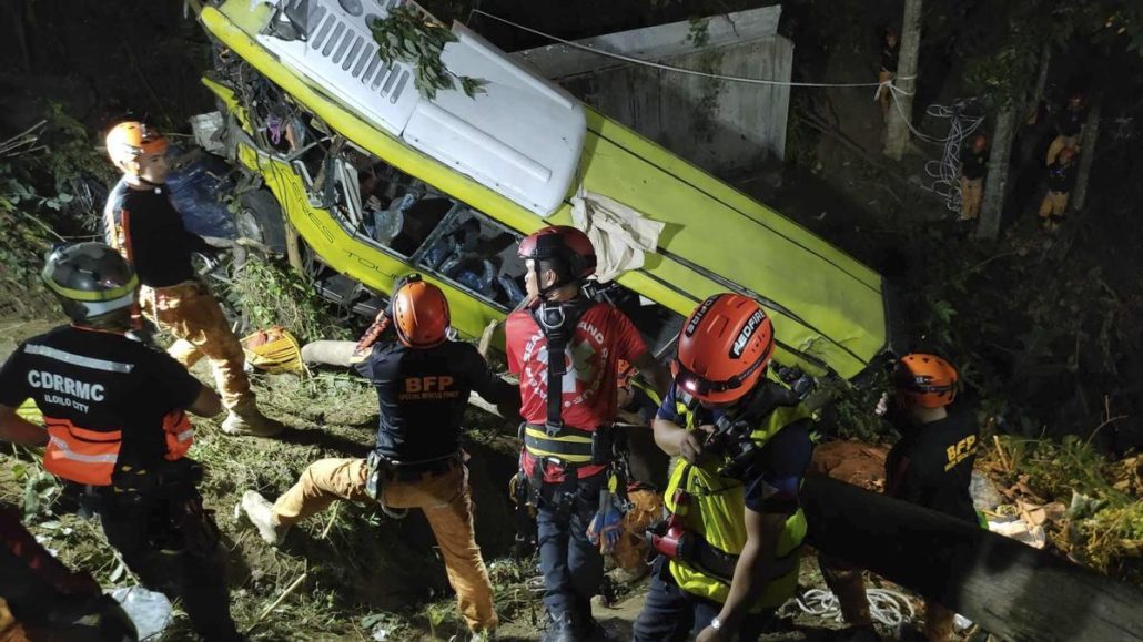 Aumentan a 17 los fallecidos tras precipitarse un autobús por un barranco