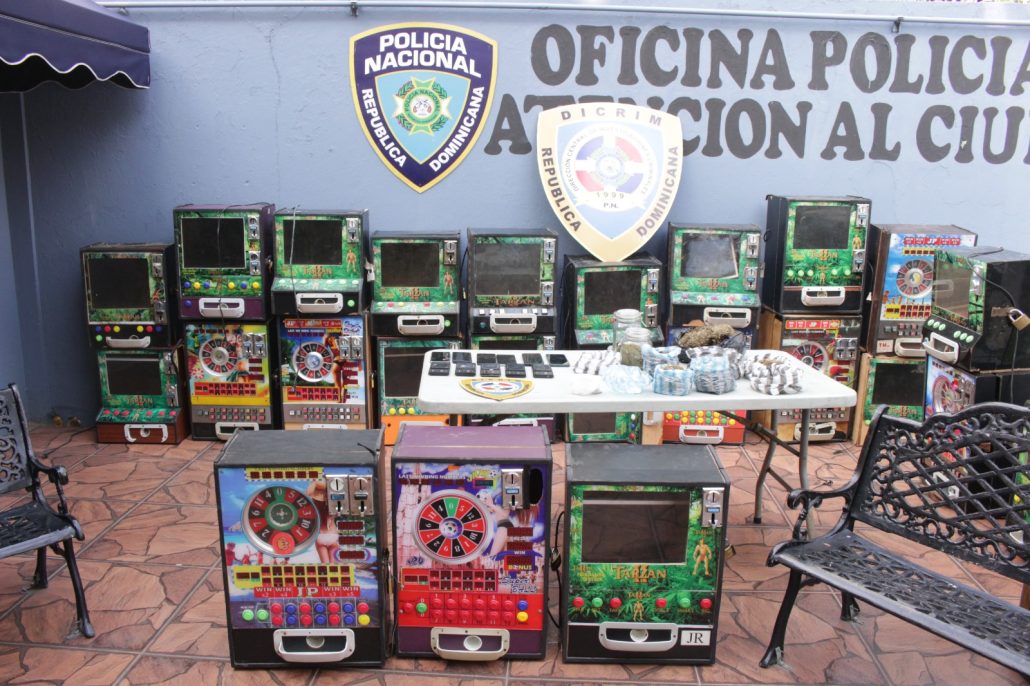 Policía ocupa 25 máquinas tragamonedas, drogas y celulares en el Distrito Nacional