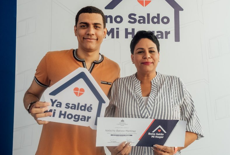 ¡Enhorabuena! Entregan títulos de propiedad y bonos saldos Mi Hogar en SDE  | De Último Minuto