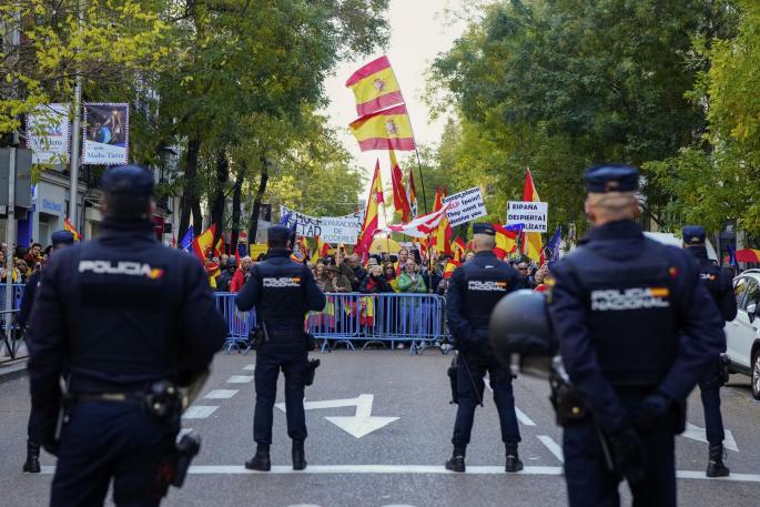 Decenas de españoles se manifiestan en Washington contra la ley de amnistía