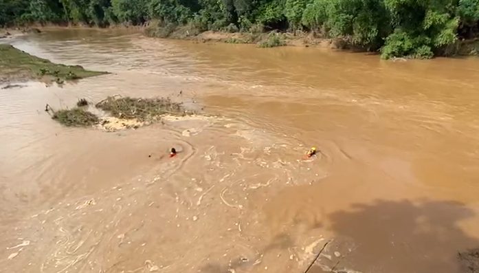 Suspenden búsqueda de hombre arrastrado por río en Monte Plata