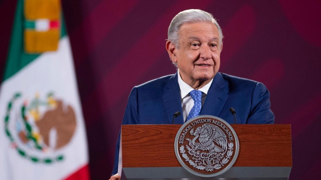 Presidente de México tacha de corrupto a periodista por revelar tráfico de influencias de su hijo