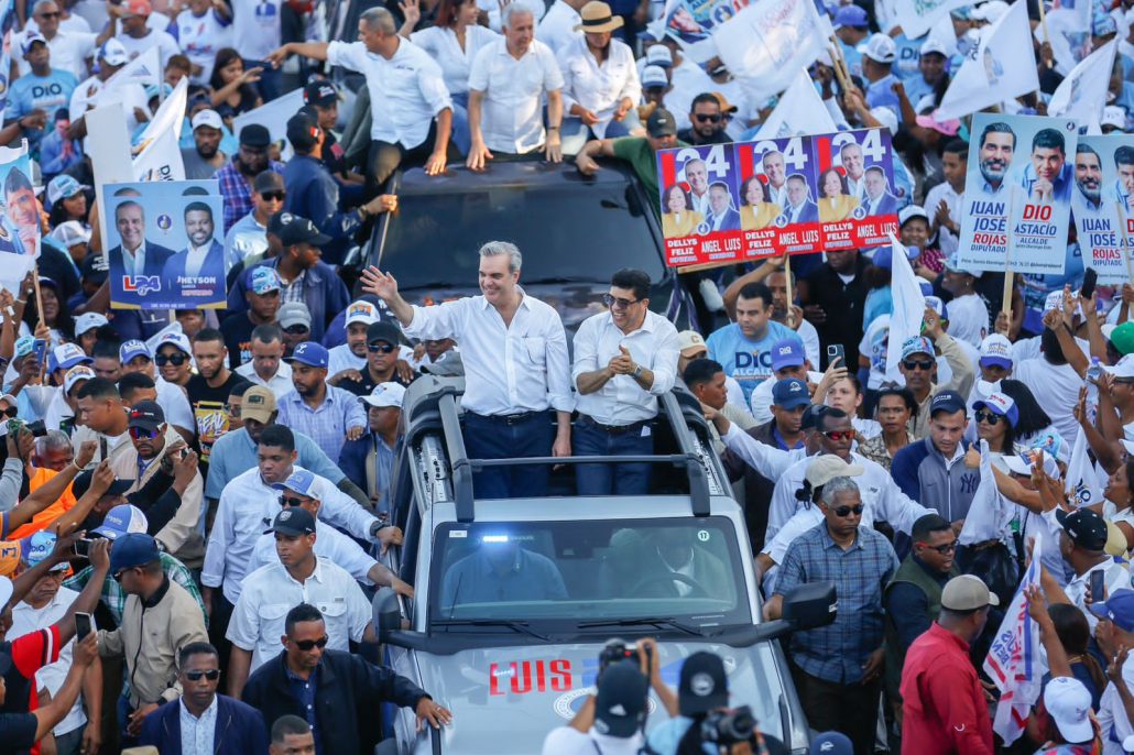 Luis Abinader y Dío Astacio encabezan marcha-caravana en SDE