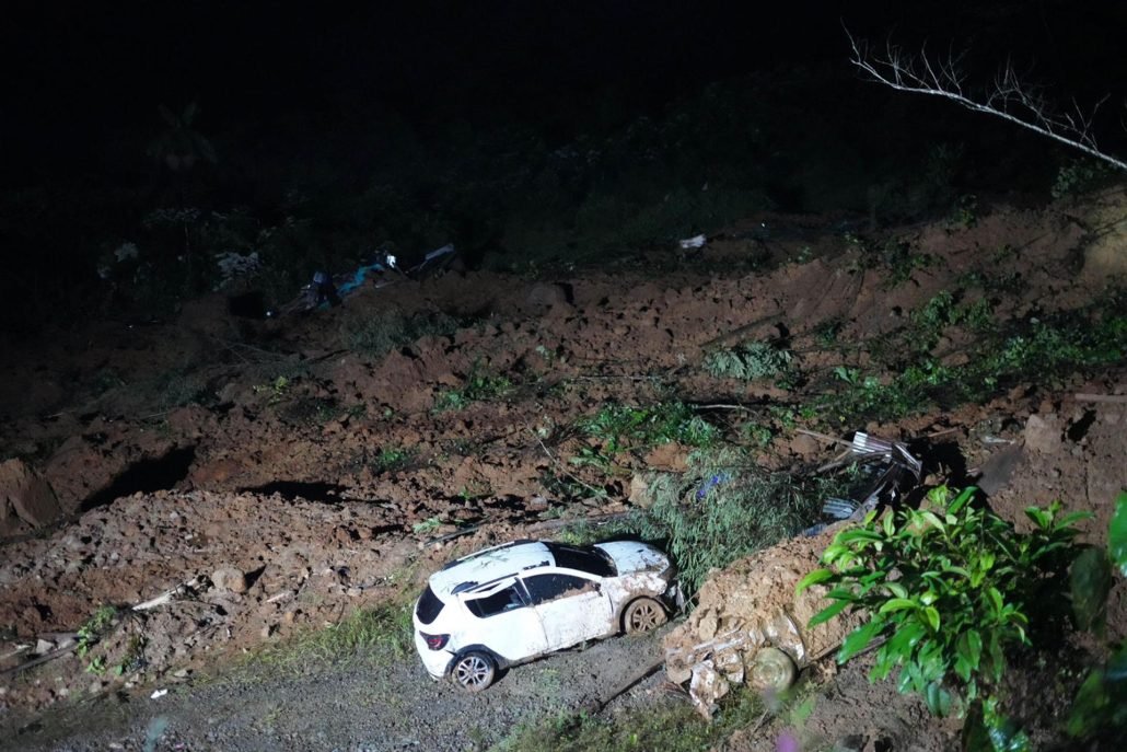 Ya son 33 los fallecidos por derrumbes en carretera de Colombia
