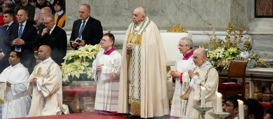 “Quien lastima a una mujer, profana a Dios”, reza el papa durante misa de Año Nuevo