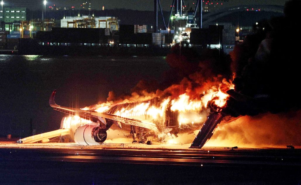 Confirman cinco muertos tras el choque de dos aviones en Tokio