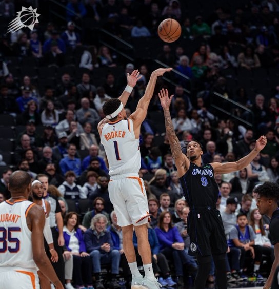 109-132. Booker, un ciclón sobre Doncic y los Mavericks