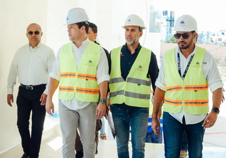Ministro Carlos Bonilla supervisa avances de construcción de la extensiones de la universidad en Baní y Azua
