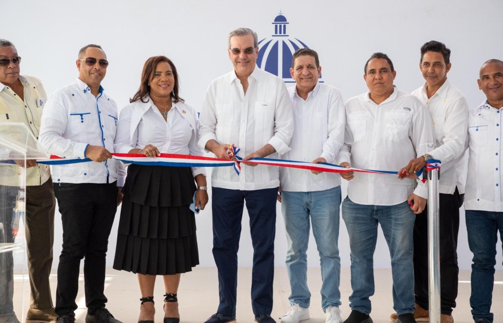 Presidente Abinader inaugura 7 obras en Monseñor Nouel y La Vega