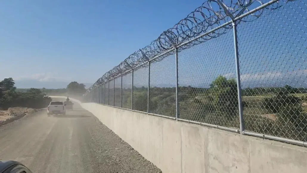 Destruyen parte de la verja del muro fronterizo en Dajabón para traficar haitianos