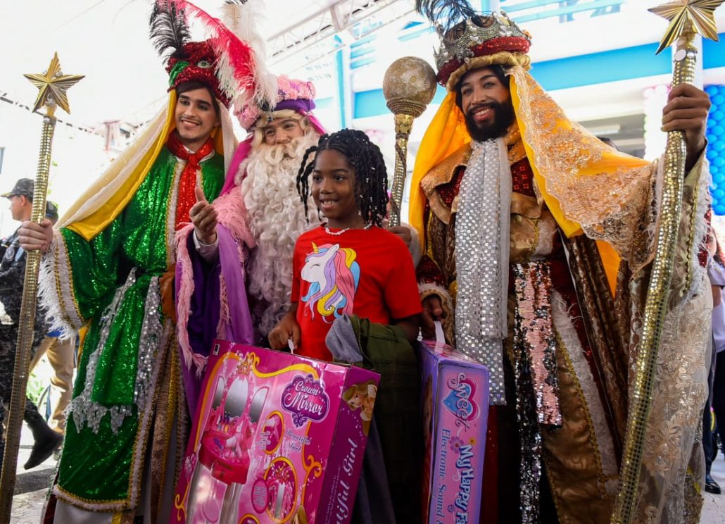 Hijos de agentes policiales participan en la entrega de juguetes por motivo de los Santos Reyes Magos