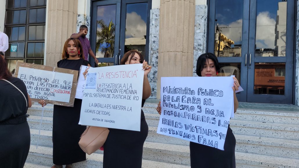 Mujeres víctimas de violencia protestan frente al Palacio de Justicia
