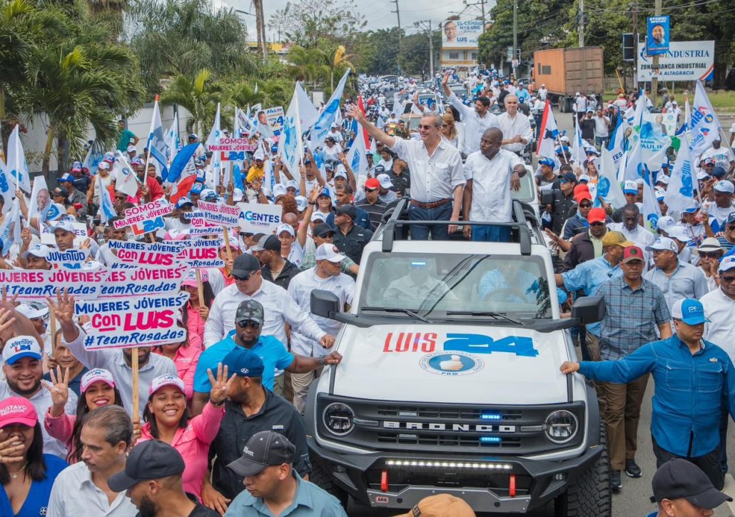 Presidente Abinader recorre Villa Altagracia, El Carril, Haina y San Cristóbal