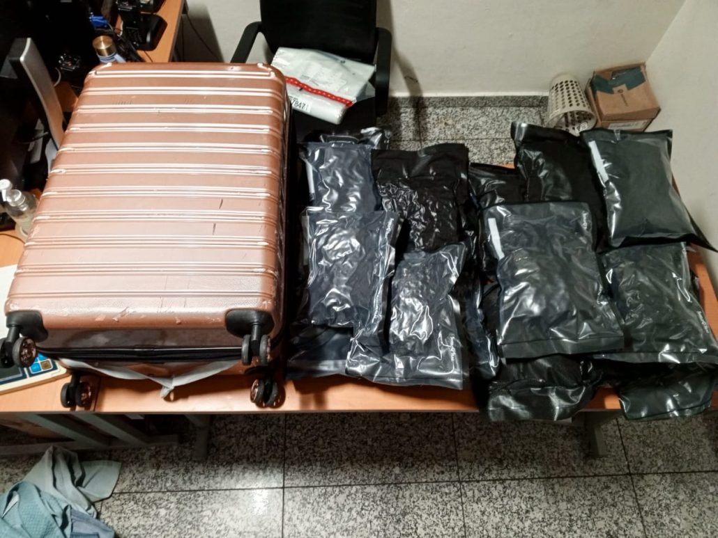 Autoridades confiscan maleta con 17 paquetes de Marihuana en AILA