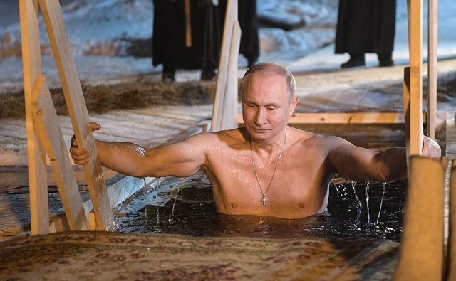 Putin se zambulle en agua helada en la Epifanía ortodoxa