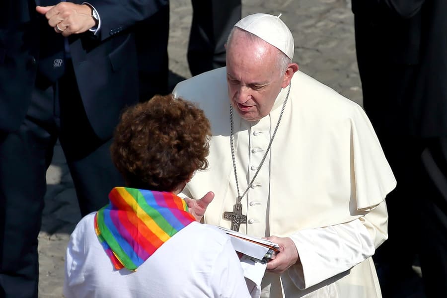 Vaticano matiza que la bendición de parejas homosexuales no será 