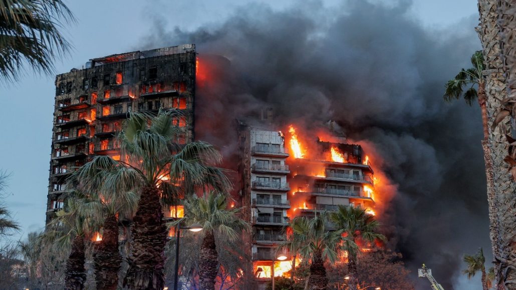 El número de muertos en el incendio de un edificio de viviendas en España se eleva a diez