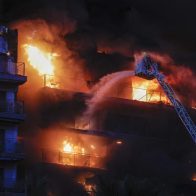 Personas quedan atrapadas en un enorme incendio en edificio de Valencia, España