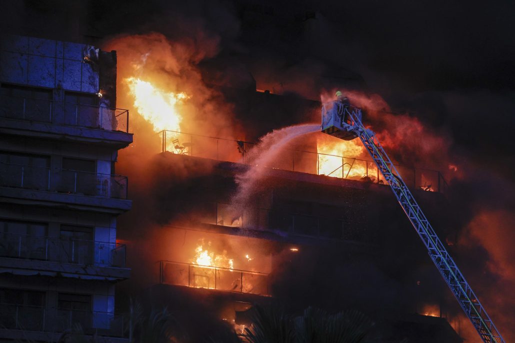 Personas quedan atrapadas en un enorme incendio en edificio de Valencia, España