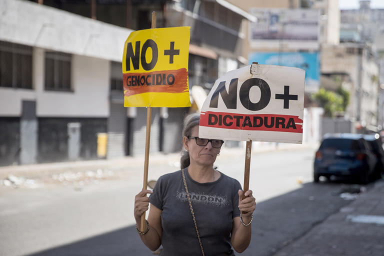 Activistas exigen justicia para los 43 venezolanos fallecidos durante las protestas de 2014