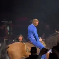 Bad Bunny es acusado de maltrato animal por llegar en un caballo a sus conciertos