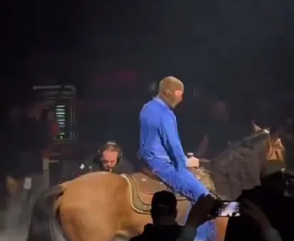 Bad Bunny es acusado de maltrato animal por llegar en un caballo a sus conciertos
