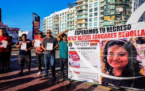 Protestan en puerto de Acapulco tras la desaparición de 3 adolescentes