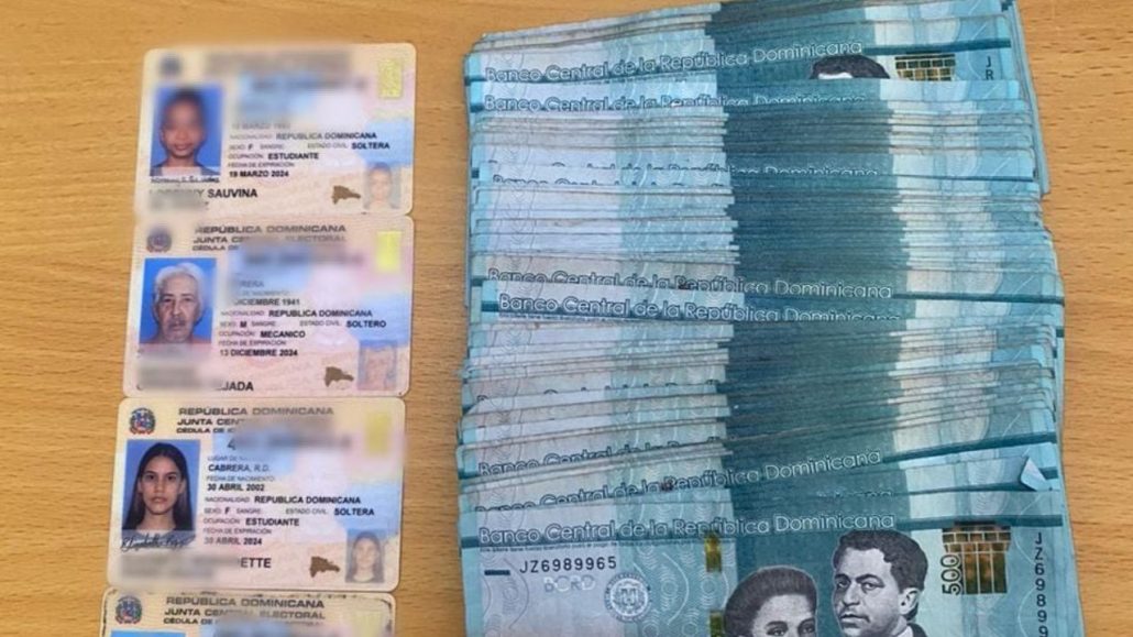 Policía apresa tres individuos por supuesta compra de cédulas en Santiago