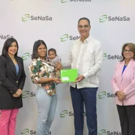 Director de SeNaSa entrega carnet a madre del primer bebé nacido en 2024